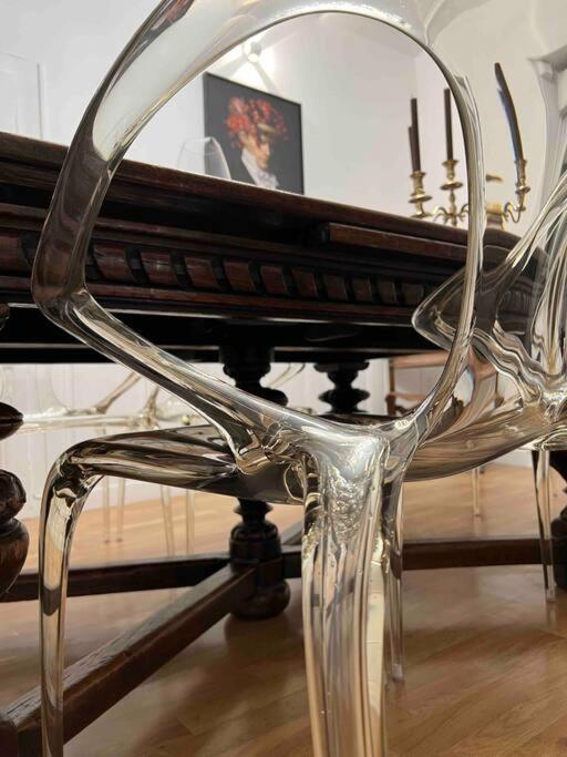 Superbe Avec Mobilier Luxueux. Morbier
