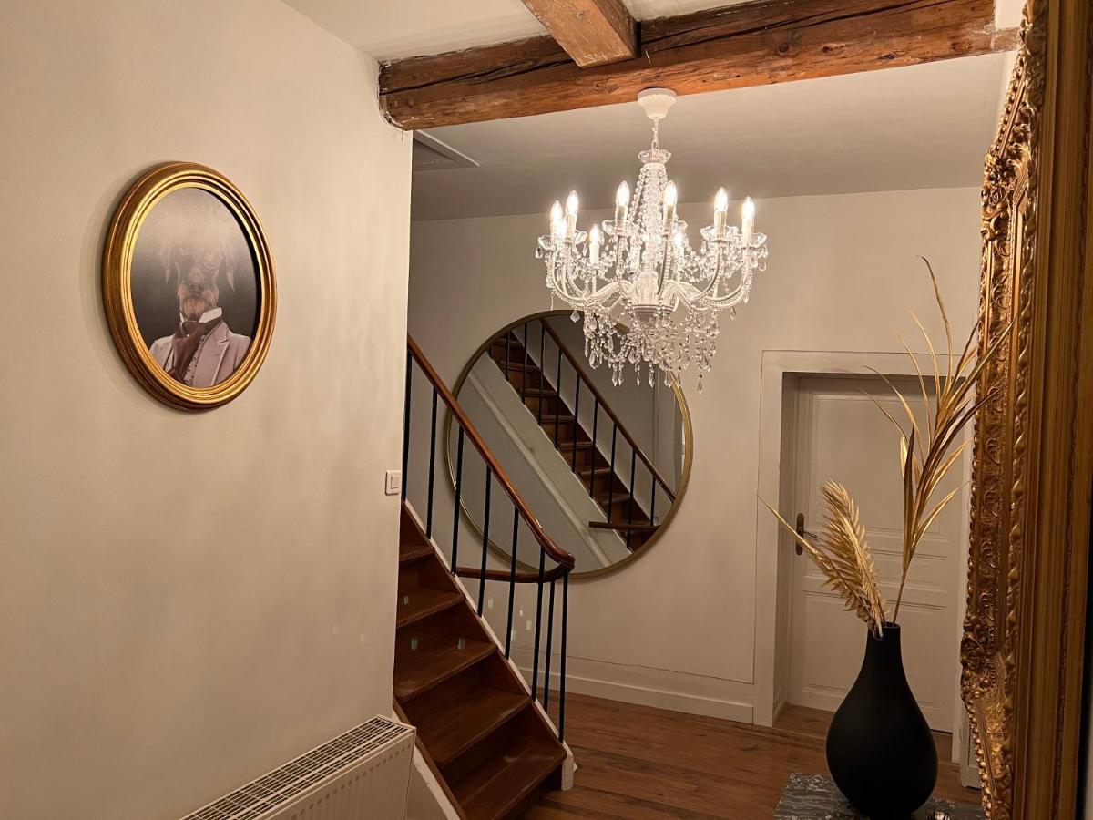 Superbe Avec Mobilier Luxueux.