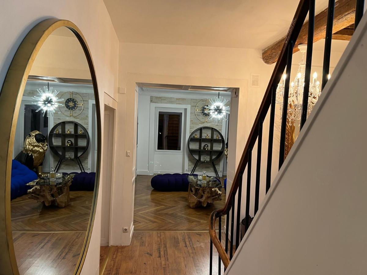 Appartement Superbe Avec Mobilier Luxueux. Morbier